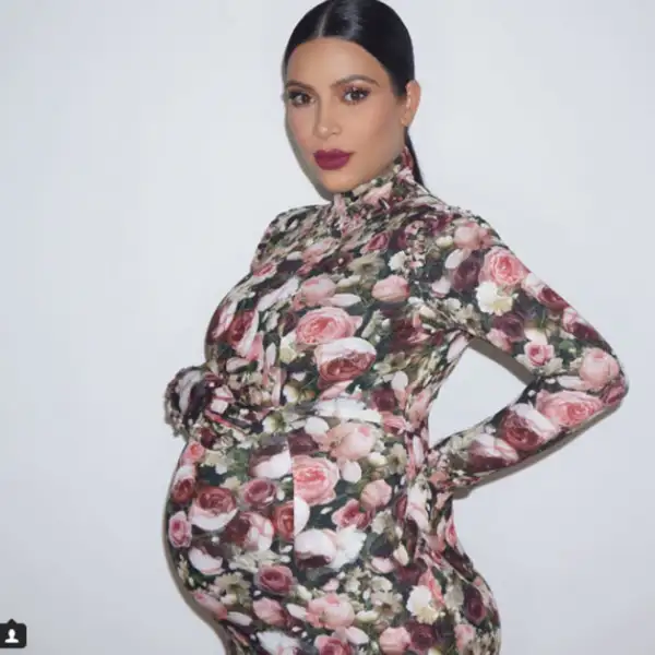 Kim recicló el infame vestido floral Givenchy del MET Gala 2013.