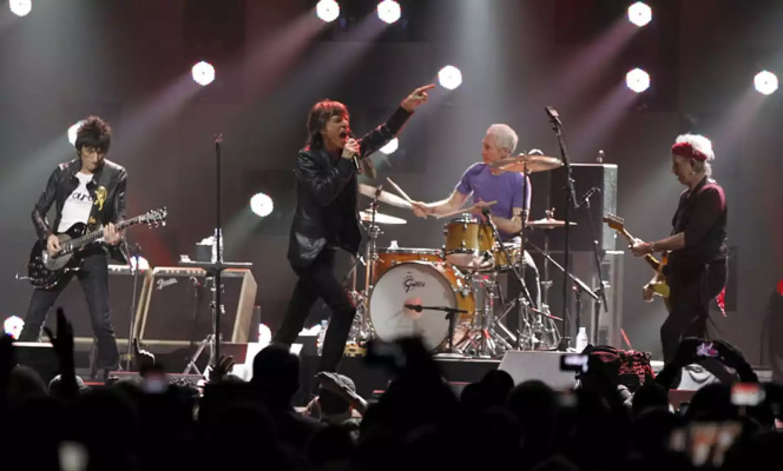 Sandy dejó al menos 125 muertes, incluyendo 104 en Nueva York y Nueva Jersey. Los chicos malos del rock & roll, los Rolling Stones, también participaron en el concierto.