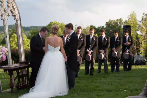 La única condición es que no te divorcies, y si lo haces tendrás que devolver el dinero con intereses.