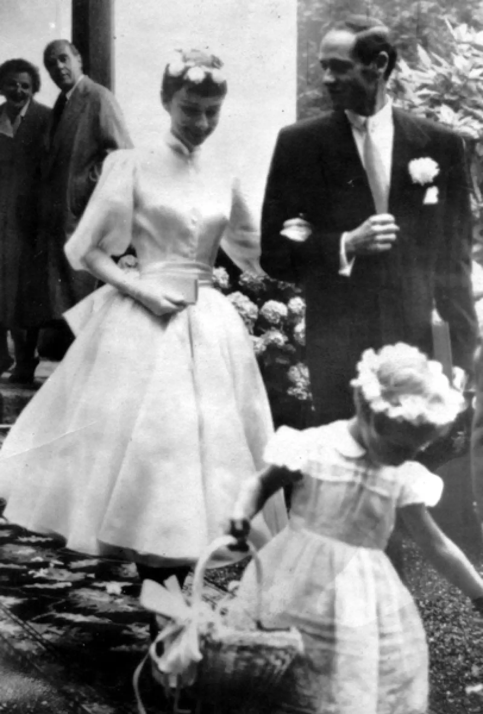 Con una pieza creada por Pierre Balmain y típica de la época (50´s ), Audrey Hepburn contrajó nupcias con Mel Ferrer en septiembre de 1954 luego de haberlo conocido mientras actuaban en la obra de Broadway Ondine.