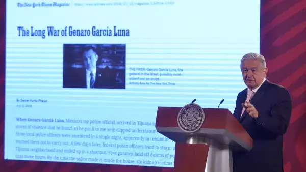 Andrés Manuel López Obrador, presidente de México, durante conferencia matutina, mostró la nota "La larga guerra de Gerardo García Luna" del periódico The New York Times.