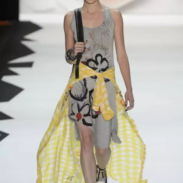 Blusa over size en amarillo en la cintura, vestido de jersey con estampado floral tipo graffiti, y sneakers de plataforma.