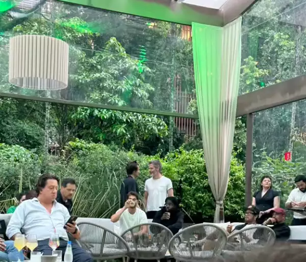 Harry Styles y Chris Pine abrazándose en Brasil