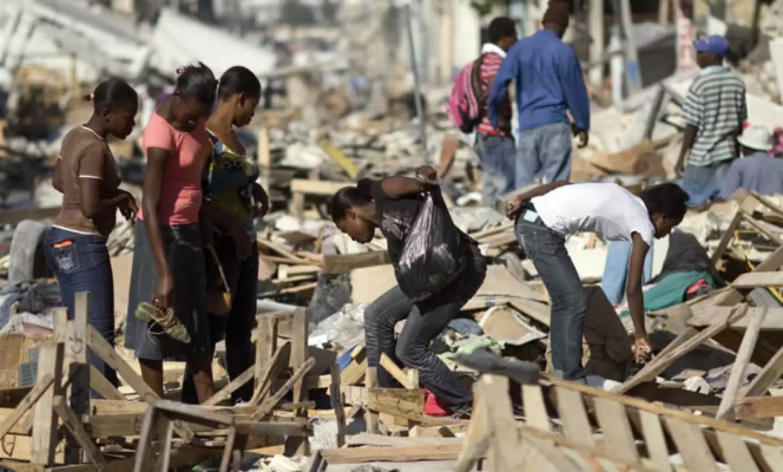 Los sobrevivientes recorren las calles en busca de alimentos en las tiendas que colapsaron con el terremoto. Algunos más remueven escombros con la esperanza de hallar a familiares que aún están desaparecidos.