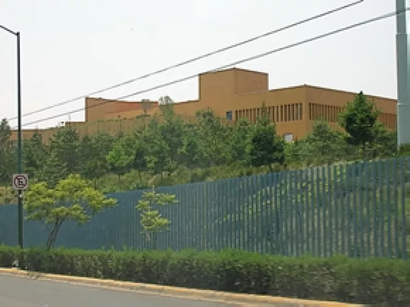 Alrededor de cien estudiantes que partieron de la Universidad Iberoamericana rumbo a la televisora en Santa Fe, piden a los medios un manejo equitativo de la información en este proceso electoral.