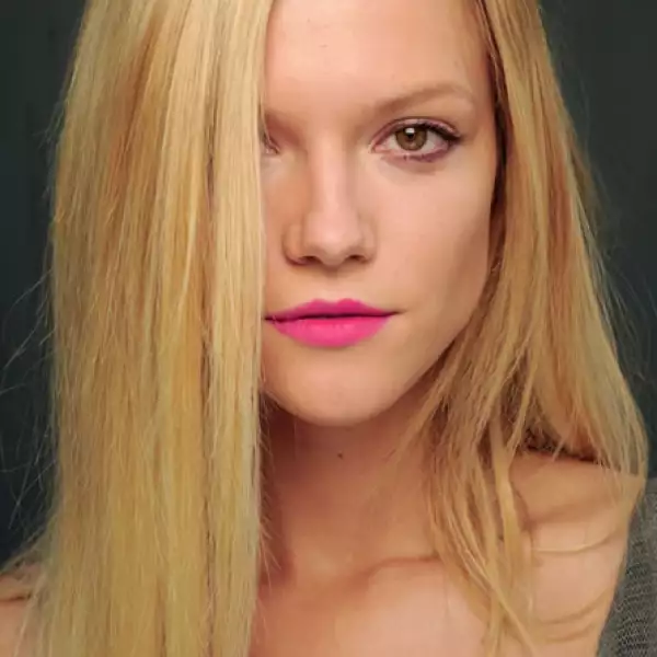 La raya de lado regresa para acompañar peinados lacios.