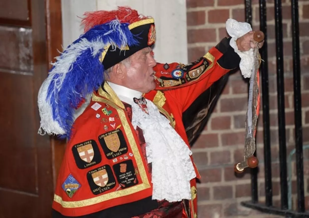 El pregonero que anunció el nacimiento del hijo del duque y la duquesa de Cambridge afuera del ala privada Lindo en el Hospital St. Mary's.
