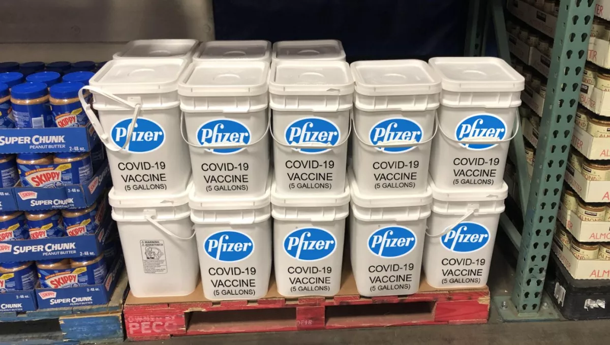 vacuna de pfizer, que supuestamente se vende por galón en Costco
