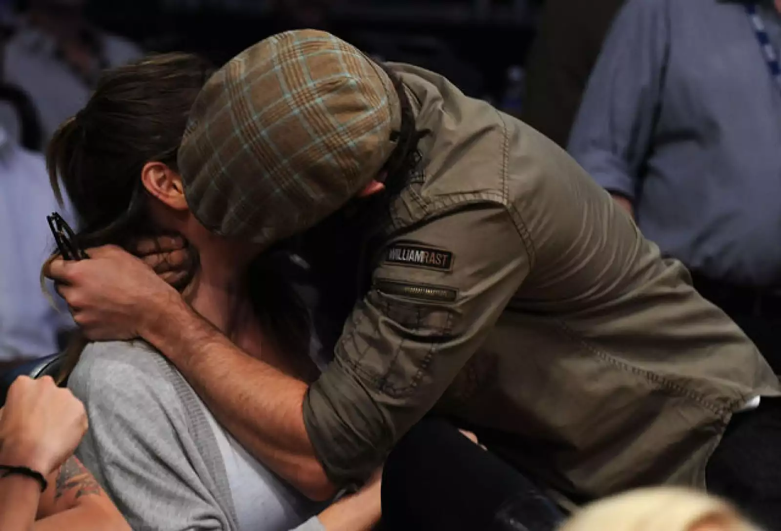 La pareja declaró a la revista People: Es grandioso estar casados. La ceremonia fue hermosa y fue algo muy especial estar rodeados por nuestra familia y amigos.