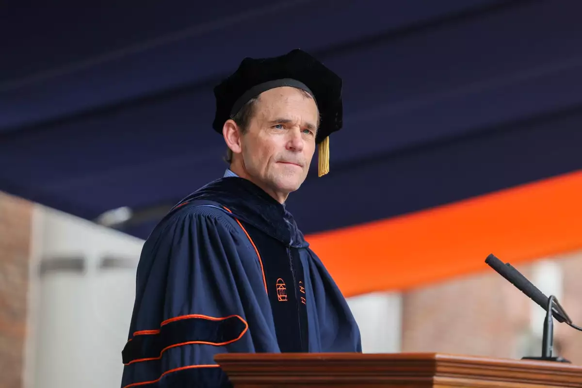 rector-universidad-virginia-renuncia-por-gobierno-trump.jpg