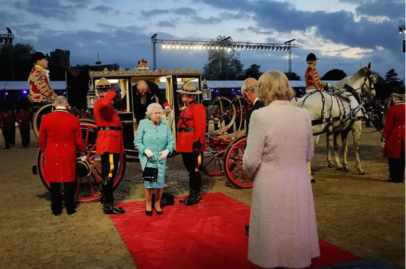 La emoción no pudo ocultarse del rostro de la reina, que aunque su cumpleaños es el 21 de abril, prefiere celebrarlo con buen tiempo y en otra fecha.