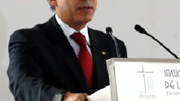 El Jefe de Gobierno del DF, acompañado de su esposa Rosalinda Bueso, participó ayer en la inauguración de la Plaza Mariana de la Basílica de Guadalupe.