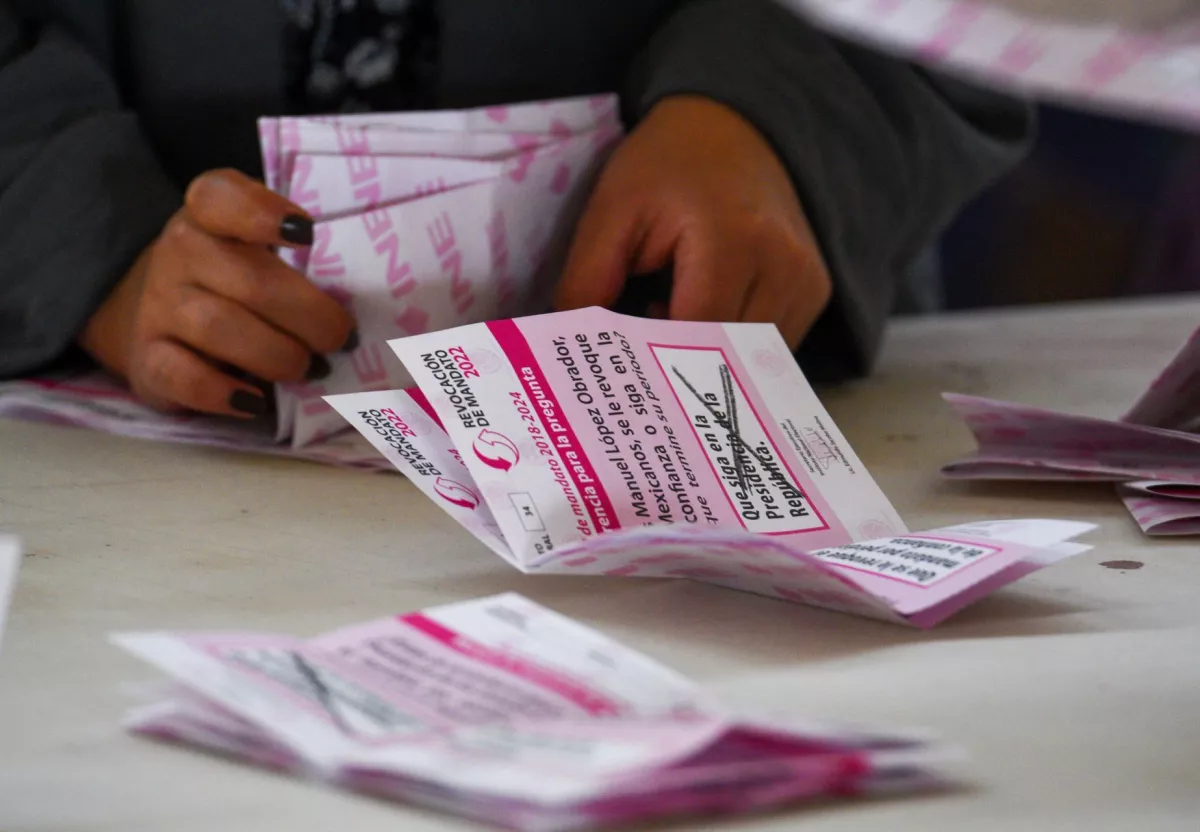 Realizan conteo de papeletas de la consulta Revocación Ciudadana en la casilla especial de Patio Toluca.