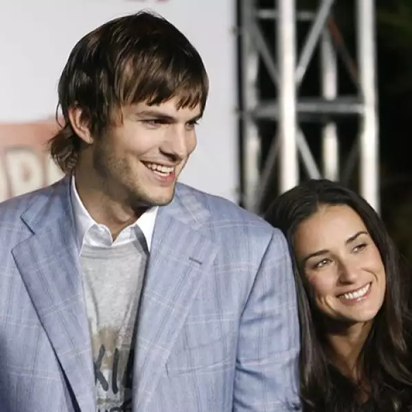 Se casaron en una ceremonia judía en Beverly Hills, en 2005. Demi usó un vestido color crema de Lanvin y Ashton usó un traje Brooks Brothers y una fedora.