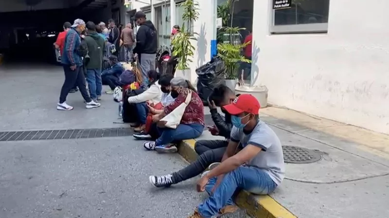 Un grupo de mexicanos que fue estafado por un pastor, quien le ofreció supuesto trabajo en Canadá. 