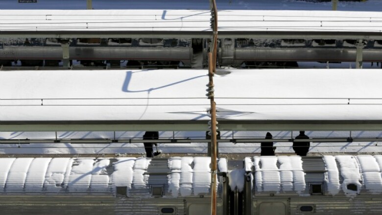 Un trabajador retira la nieve acumulada en Union City en Washington, para intentar normalizar el servicio de trenes en la ciudad para este lunes.