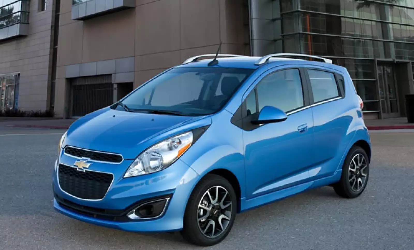 La ciudad de Los Ángeles es la sede del último autoshow del año, con presencia de más de 30 automotrices. Chevrolet presentó la nueva edición de su modelo subcompacto, con cambios en su diseño frontal.