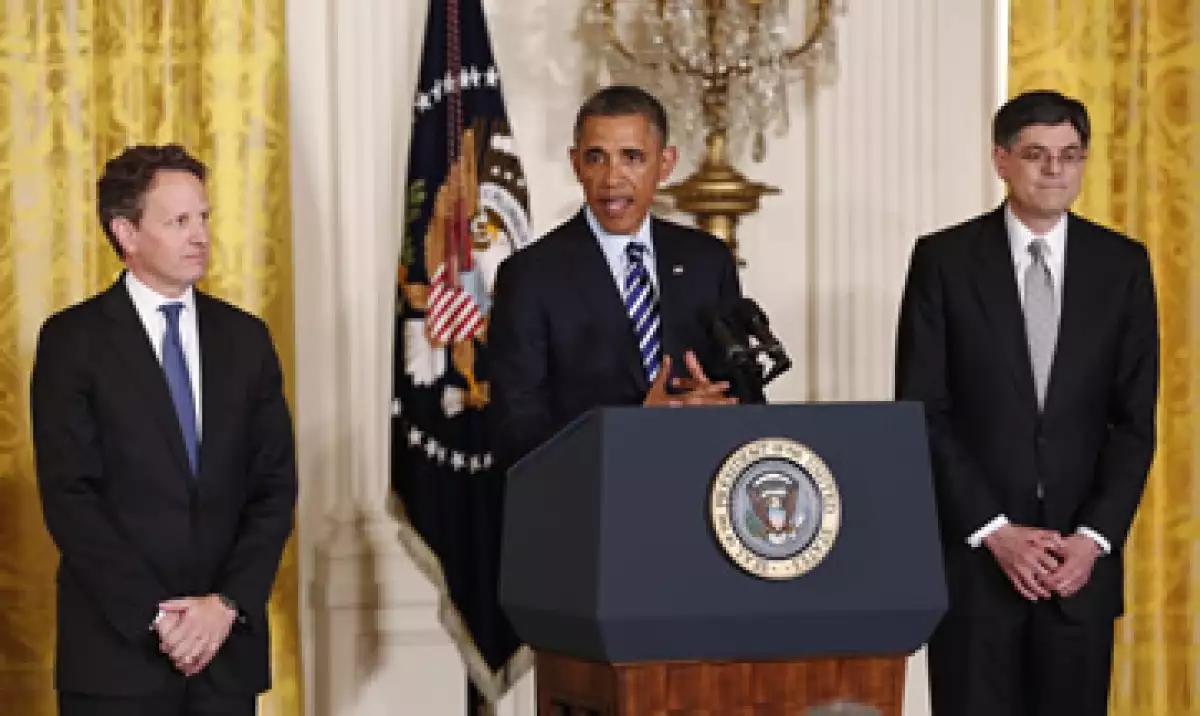 Barack Obama al realizar la nominación oficial de Lew -derecha-, en sustitución de Geithner -izquierda-. (Foto: Reuters)
