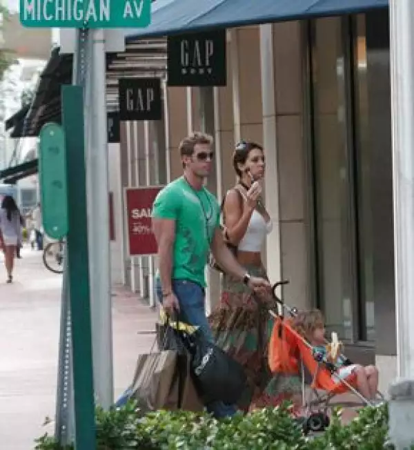 William, Elizabeth y Christopher pasearon e hicieron algunas compras.