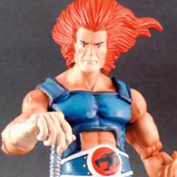 La primera temporada de los Thundercats fue transmitida de 1985 a 1986, luego de su éxito, los personajes fueron comercializados como juguetes. Aquí el principal, Leon-O.