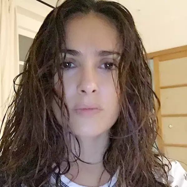 Salma ha admitido que acepta sus arrugas y su belleza al natural.
