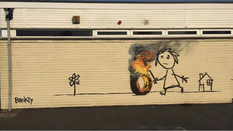 Banksy les dijo a los alumnos que si no les gusta su mural, “no duden en añadir cosas”.