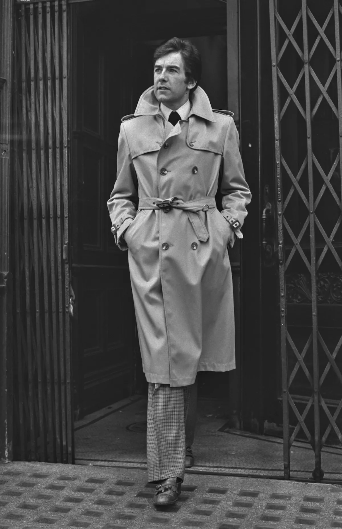 Modelo con trench coat. 