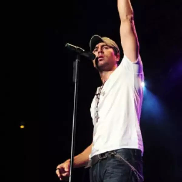 Mientras que Enrique Iglesias arrancó suspiros a sus fans al cantar <em>Nunca te olvidaré</em>