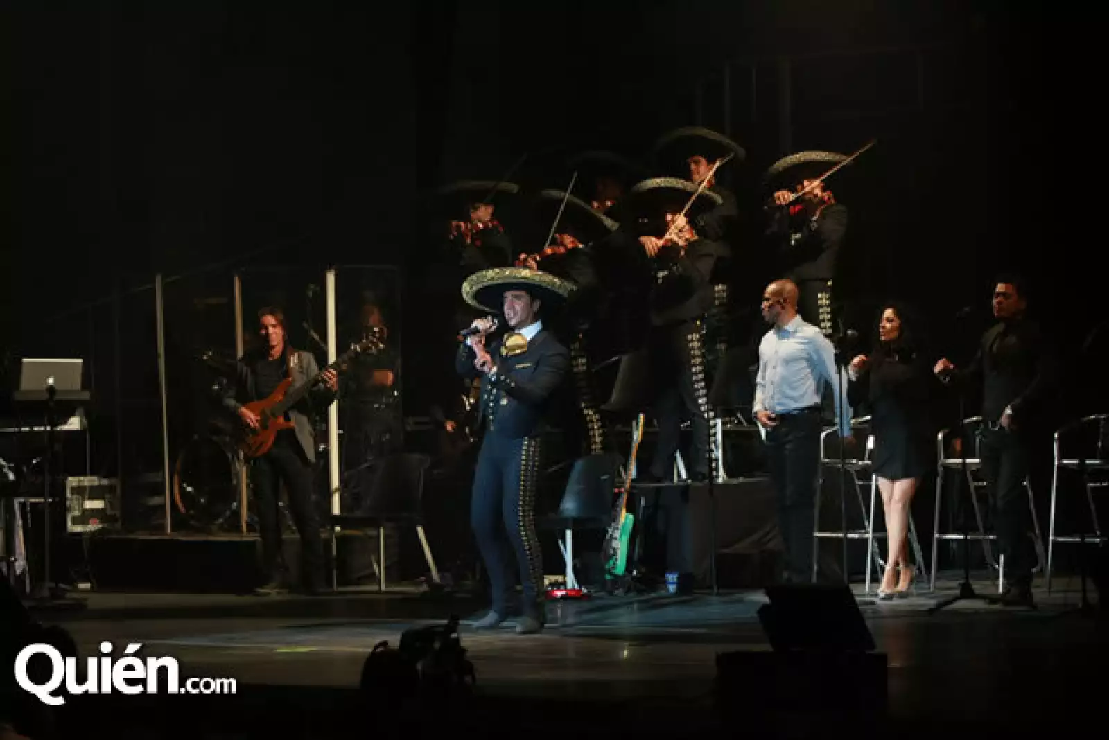 En la segunda parte del concierto Alejandro cambió el vestuario y cantó sus baladas pop.