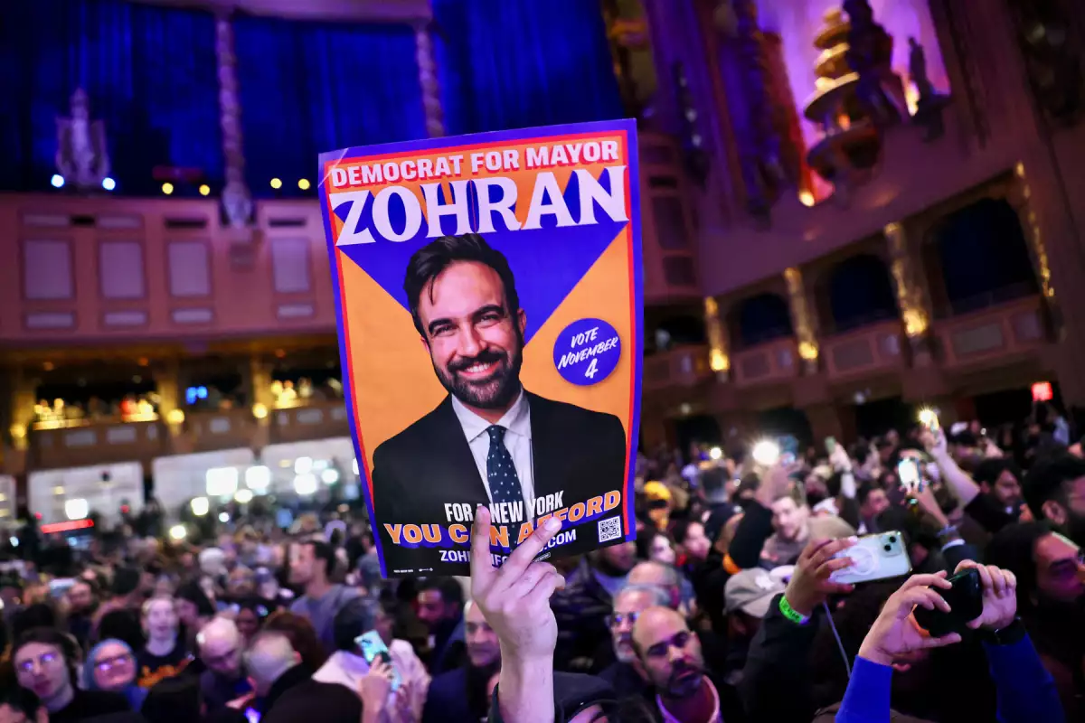 Los partidarios asisten a la fiesta de vigilancia electoral para el candidato a la alcaldía demócrata de la ciudad de Nueva York, Zohran Mamdani, en el Brooklyn Paramount el 4 de noviembre de 2025 en el distrito de Brooklyn de la ciudad de Nueva York.