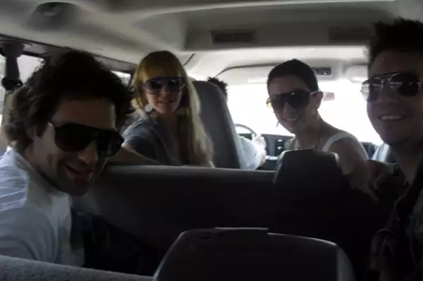 Érika, Lidia, Ari y Óscar rumbo al hotel para descansar antes del concierto.
