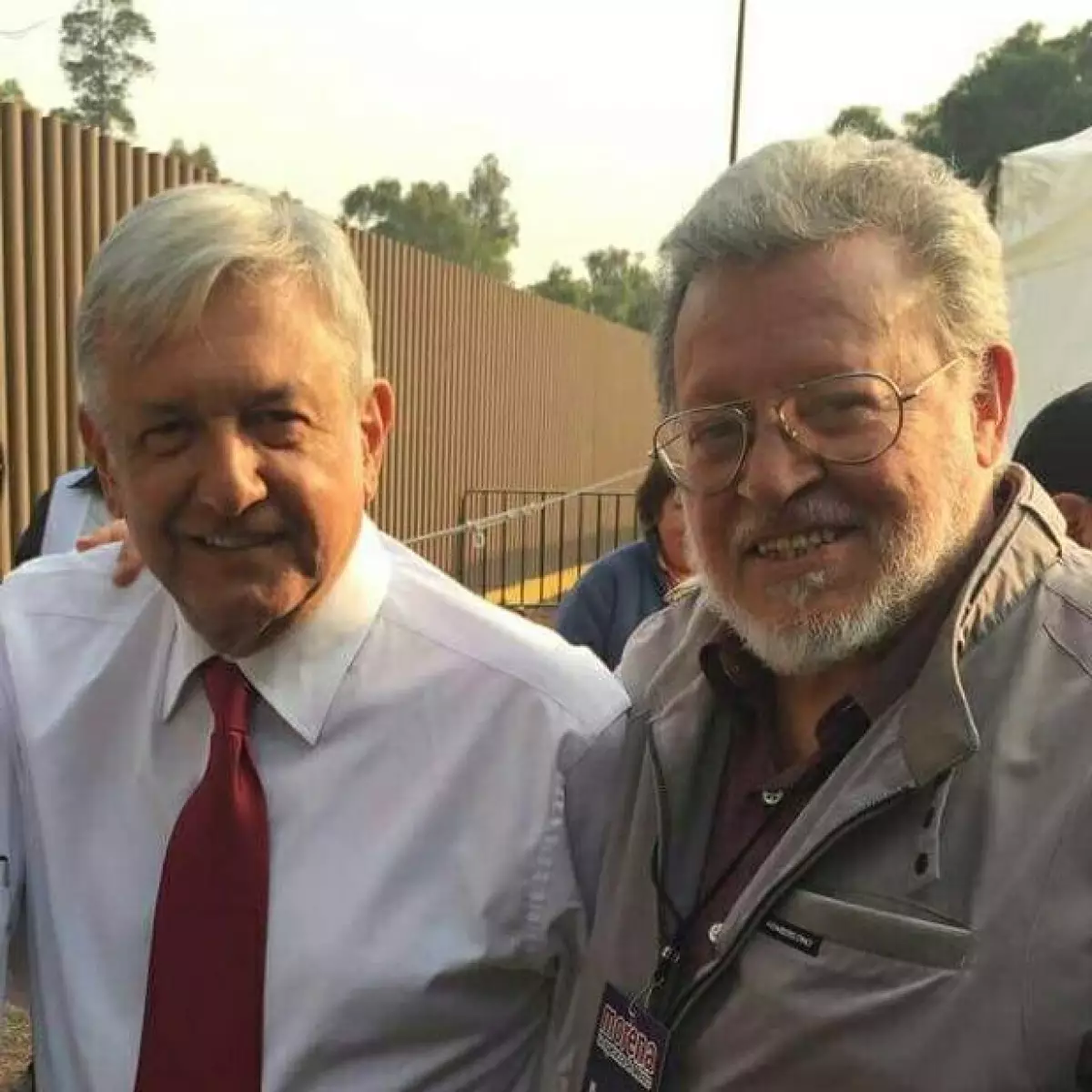 Andrés Manuel López Obrador (izq.) anunció que defenderá en el Tribunal Federal Electoral a sus candidatos en Durango y Zacatecas.