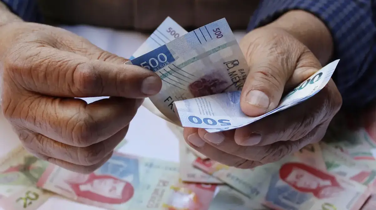 Adulto mayor cuenta billetes