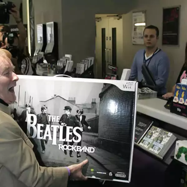 El miércoles 9 se lanzaron los nuevos discos remasterizados de Los Beatles y el videojuego “The Beatles: Rock Band”. En una tienda HMV de Londres el primer comprador, Alan Harrington, esperó desde las 3 am.