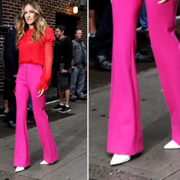 Sarah Jessica Parker se vale de la tendencia de bloques de colores y suma blanco a su outfit.