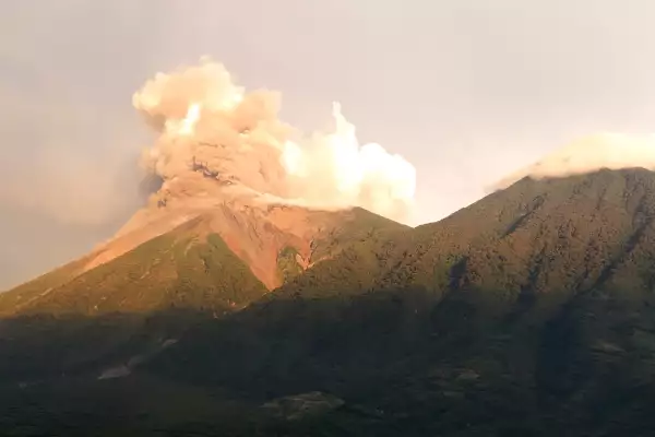 Esta vista aérea muestra el volcán Fuego en erupción en Alotenango, a unos 65 kilómetros al suroeste de la Ciudad de Guatemala, el 4 de agosto de 2026.