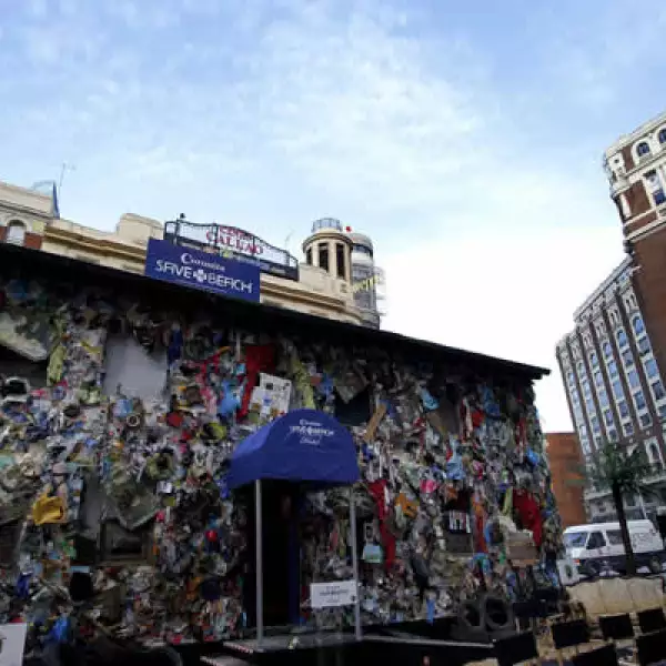 Madrid ya puede presumir de tener un hotel con playa en el centro de la ciudad, gracias al proyecto de Corona Save The Beach, un nuevo espacio vacacional hecho completamente con basura.