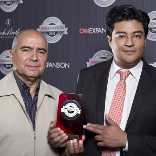 La aplicación de la delegación Miguel Hidalgo de la Ciudad de México atiende solicitudes y quejas ciudadanas. El premio fue entregado a Gonzalo Rojas, director general de Servicios Urbanos, y Rodrigo Benedith, director de Modernización Delegacional.