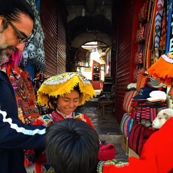 En Machu Picchu, el Potrillo compró algunas artesanías.