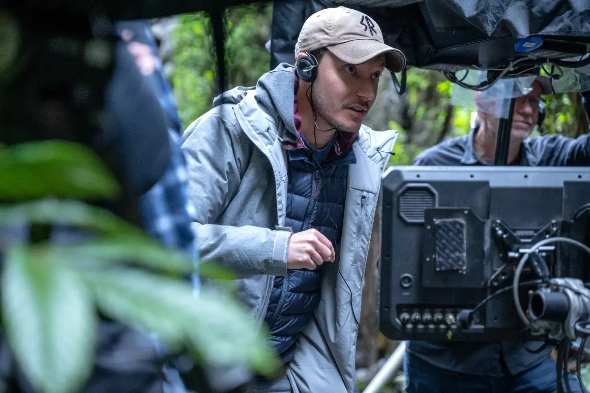 foto del director wes ball con gorra, audífonos y frente a una cámara en el rodaje de la película el planeta de los simios: nuevo reino