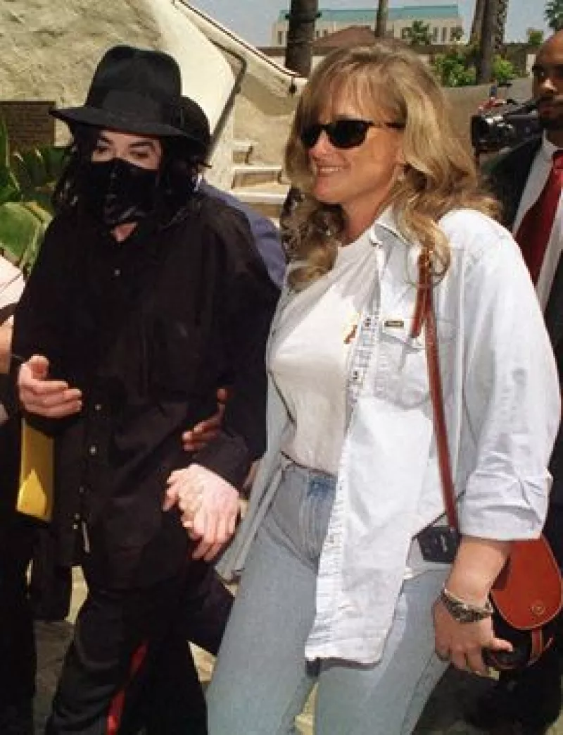 La madre de los dos hijos mayores de Michael Jackson quiere la custodia de los niños, reportó una estación de televisión.