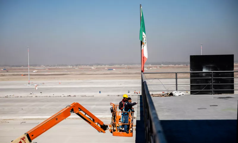 (Trabajadores de una obra durante su jornada laboral)