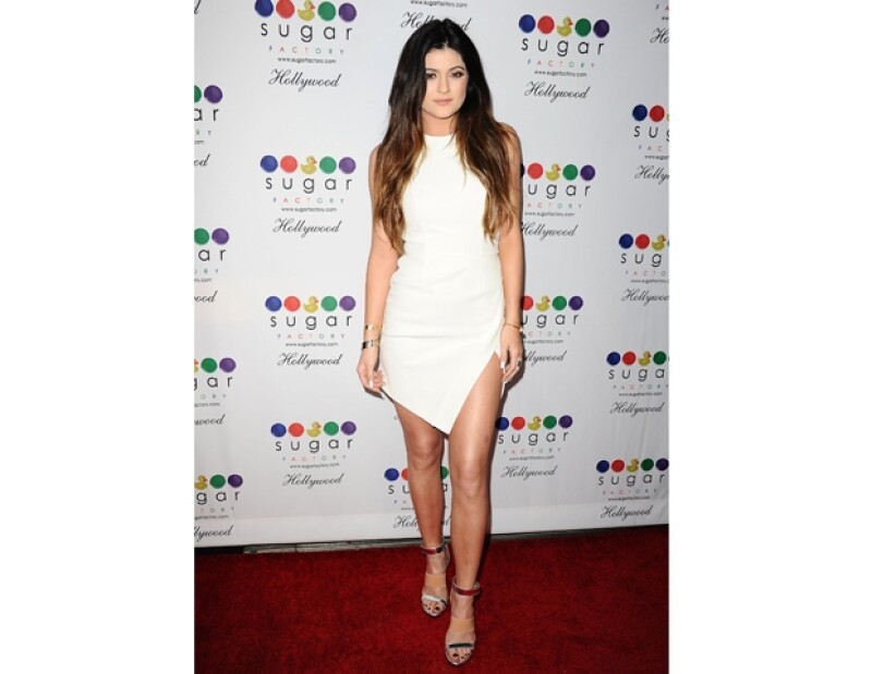 Kylie Jenner usando un vestido con corte asimétrico de seda Givenchy.