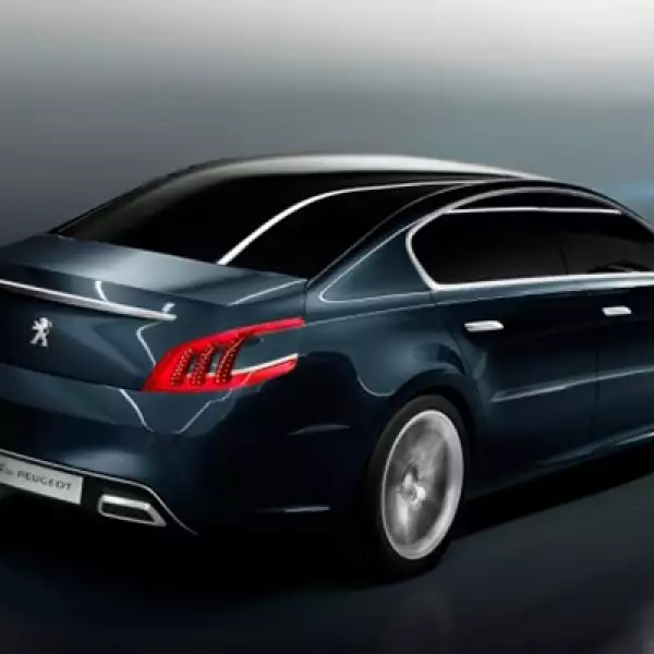 Su carrocería esconde la tecnología HYbrid4, que contribuye a proporcionarle un placer de conducción de acuerdo con los nuevos desafíos medioambientales: 147 kW (200 CV) y cuatro ruedas motrices para sólo 99 g/Km. de CO2 (o 0 en modo eléctrico).