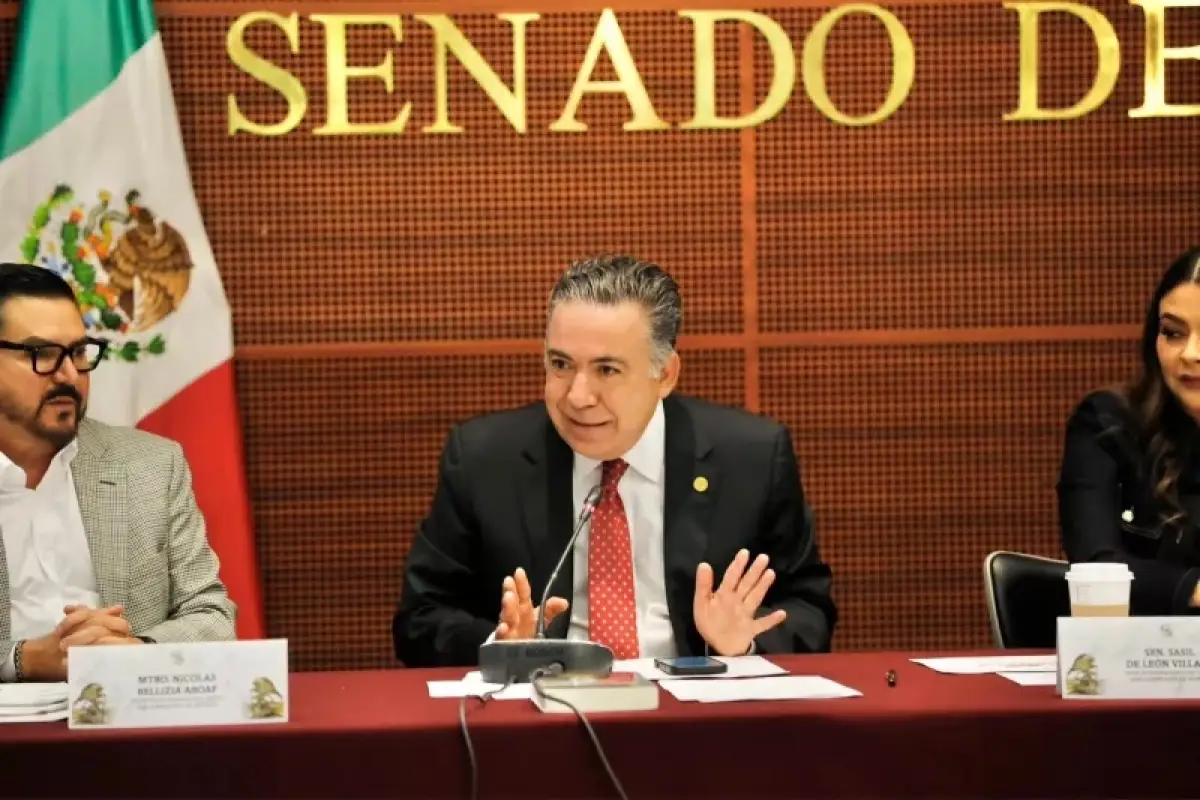 Enrique Inzunza en una reunión en el Senado.