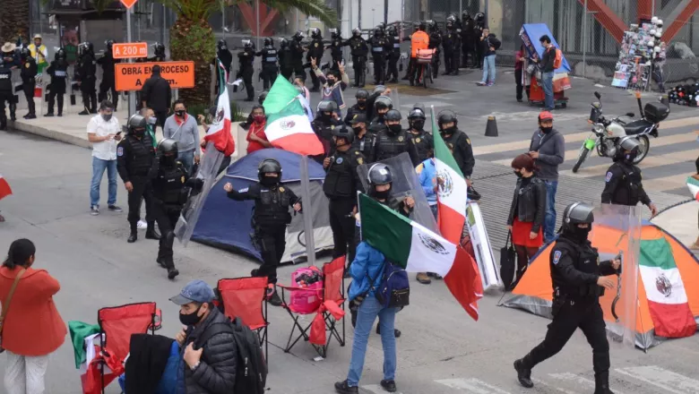 Miembros del Frente Nacional Anti-AMLO (FRENA) instalaron un plantón sobre avenida Juárez, como forma de protesta para exigir la renuncia de Andrés Manuel López Obrador, presidente de México. Al lugar llegaron elementos de la Secretaría de Seguridad Ciudadana (SSC) para impedir el ingreso al Zócalo capitalino.