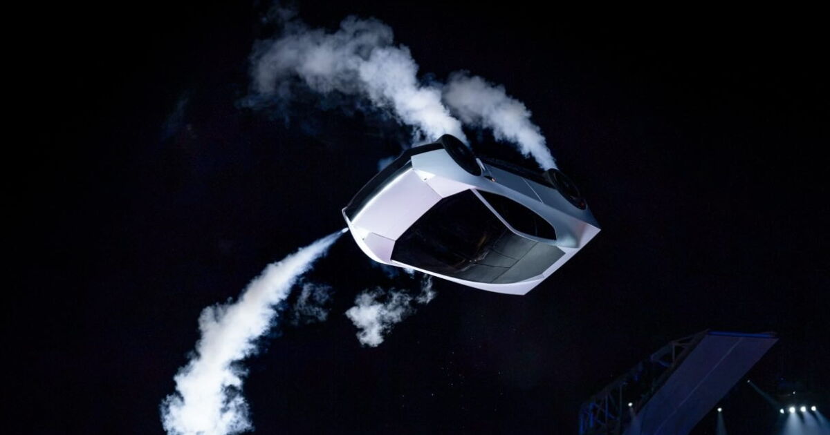 Elon Musk presenta Tesla Roadster, el coche que 'vuela', salta y gira en el aire