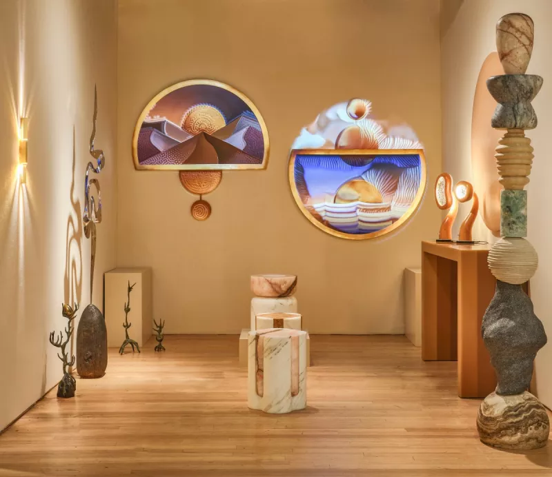 Foto de la colección más reciente de Sten Studio, Reliquias Cósmicas, en el showcase de Tuleste Factory, en Nueva York.