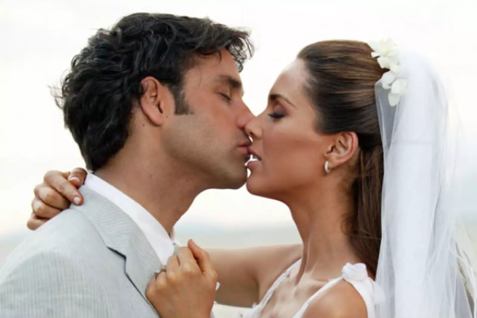 Valentino Lanús y Jacqueline Bracamontes es su escena de boda en Las tontas no van al cielo.