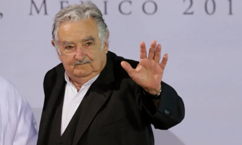 El mandatario dijo no estar de acuerdo con que sólo unas cuantas familias estén al frente de diversos medios. (Foto: Reuters )